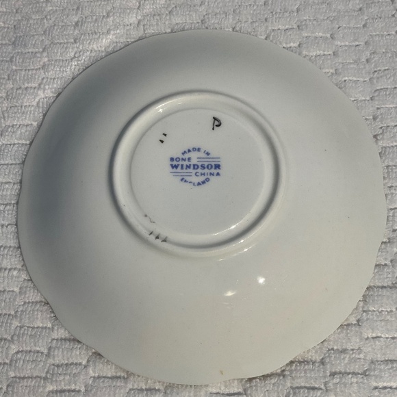 Vintage Windsor Bone China Floral Scalloped Teacup and Saucer Made in England - Picture 11 of 16